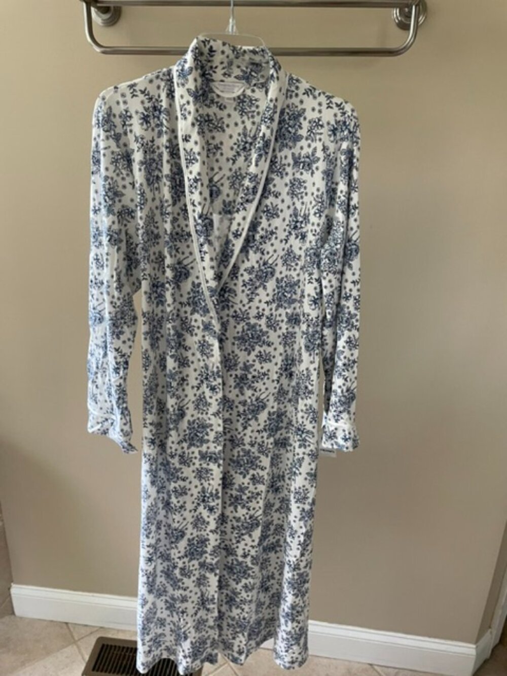 Women's Charter Club Long Robe in blue and white floral pattern, size medium - Picture 2 of 3